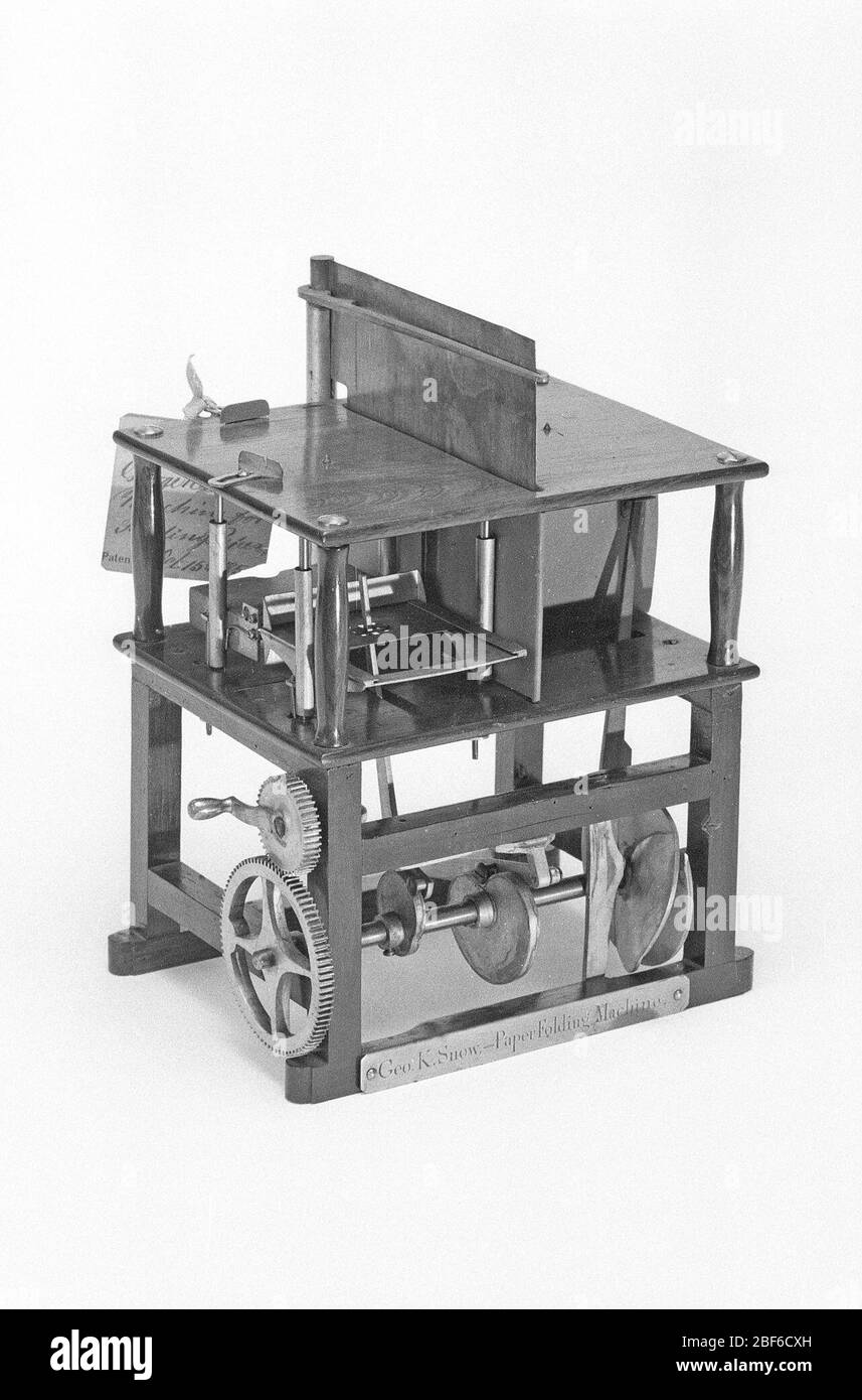 Patentmodell für eine Papierfalzmaschine. Dieses Patentmodell demonstriert eine Erfindung für eine Papierfalzmaschine, die das Patent Nr. 7722 erteilt wurde. Es war eine Maschine für das Falten von Papierblättern, indem sie sie zwischen Platten zwangen.derzeit nicht auf Sicht Stockfoto