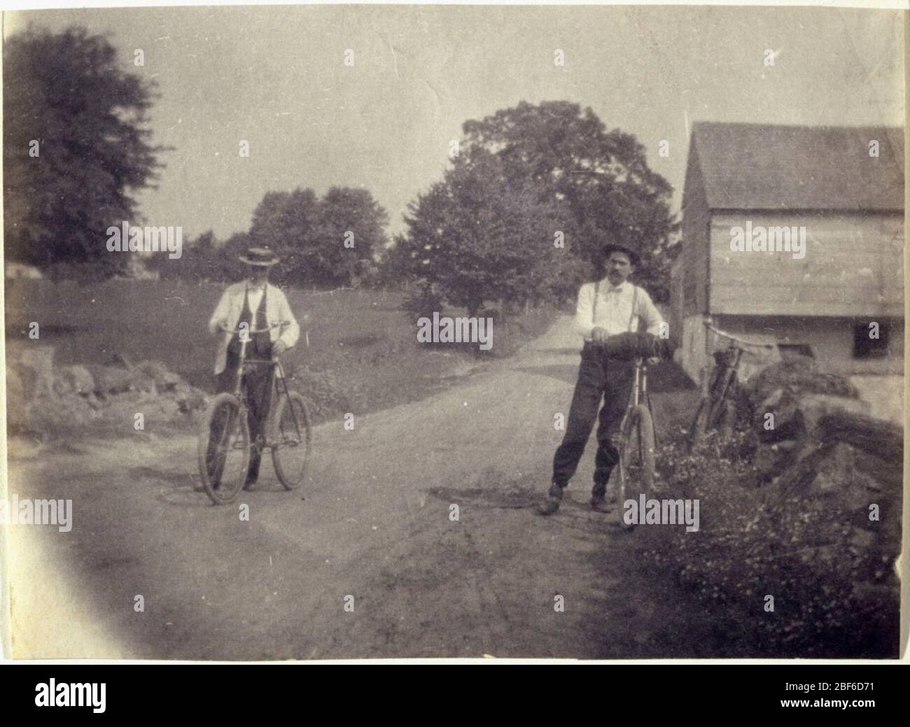 Samuel Murray und Benjamin Eakins auf Fahrräder. LOS ANGELES COUNTY MUSEUM OF ART, KALIFORNIEN. 'Manly Pursuits: The Sporting Images of Thomas Eakins', 9. September - 5. Dezember 2010. Stockfoto