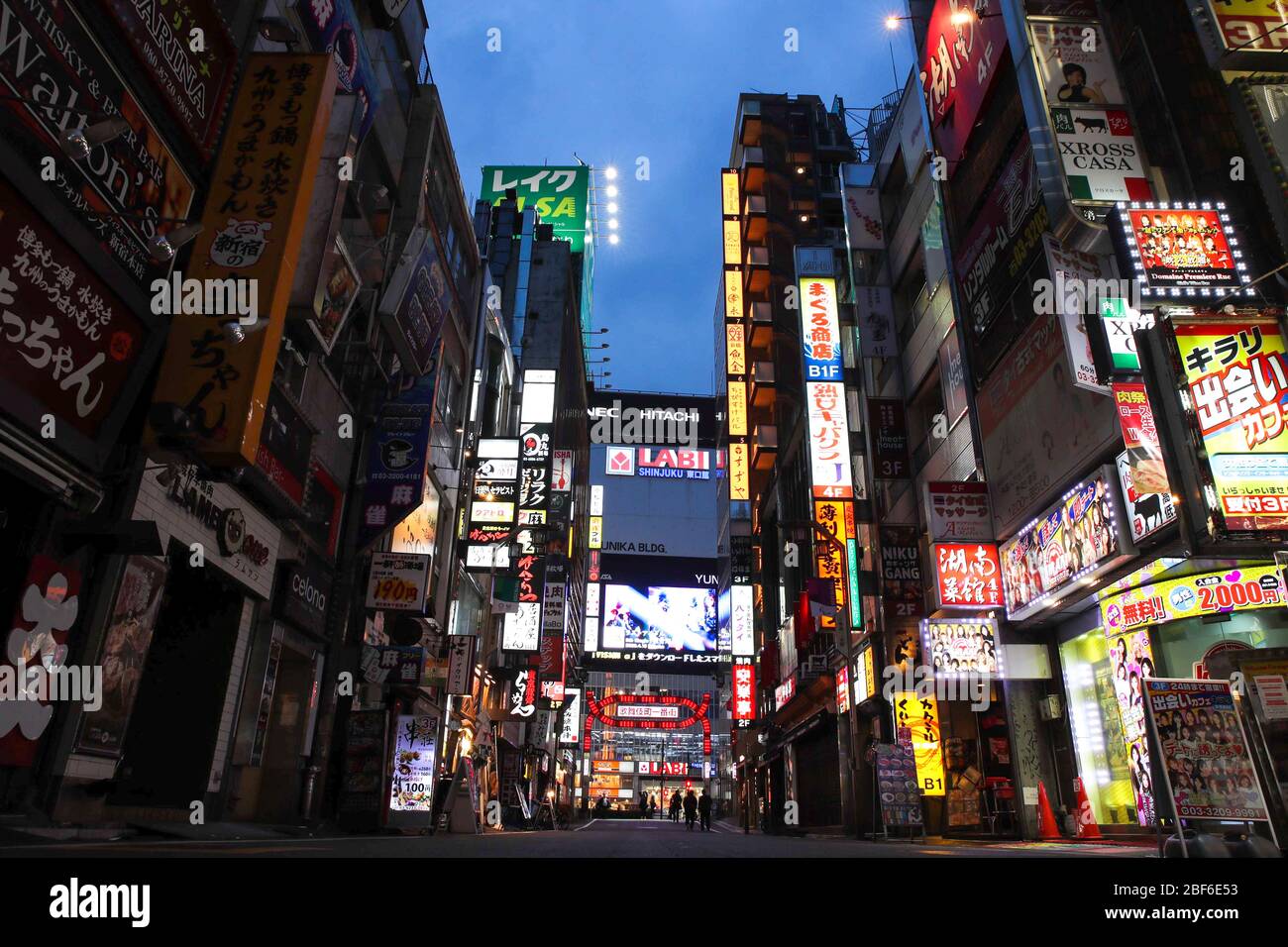 Shinjuku's berühmtes Kabukicho-Gebiet ist am 16. April 2020 ruhiger als sonst in Tokio, Japan, inmitten des Ausnahmezustands aufgrund der Verbreitung des neuartigen Coronavirus. Quelle: AFLO/Alamy Live News Stockfoto