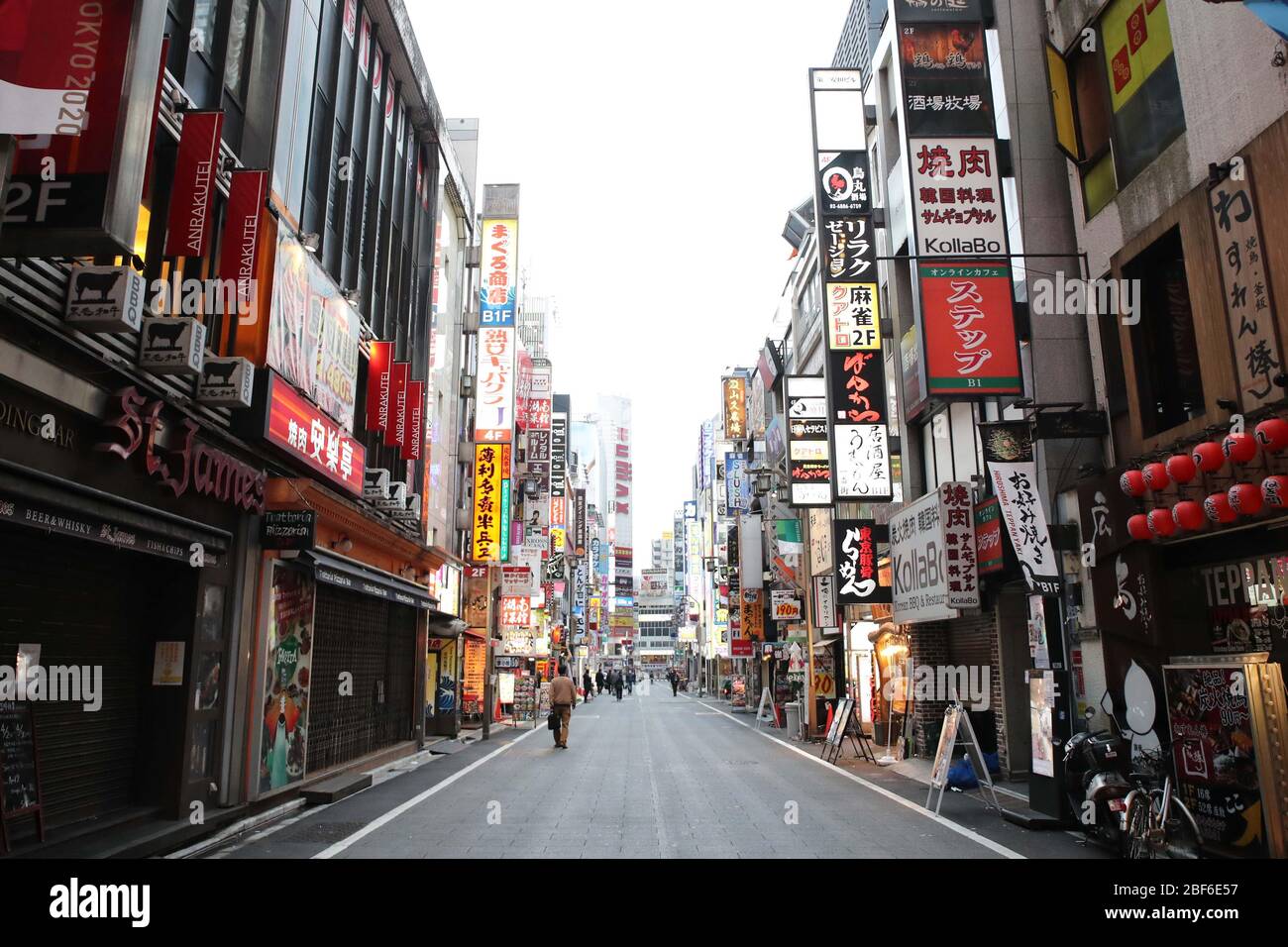 Shinjuku's berühmtes Kabukicho-Gebiet ist am 16. April 2020 ruhiger als sonst in Tokio, Japan, inmitten des Ausnahmezustands aufgrund der Verbreitung des neuartigen Coronavirus. Quelle: AFLO/Alamy Live News Stockfoto