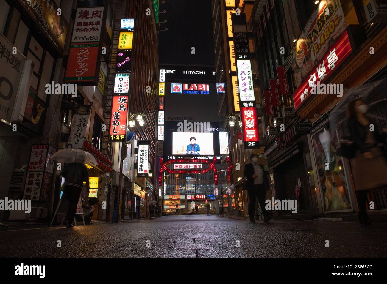 Ein Bildschirm zeigt eine öffentliche Informations-Video-Nachricht von Tokyo Gouverneur Yuriko Koike in Shinjuku berühmten Kabukicho Gebiet in Tokio, Japan am 16. April 2020, inmitten des Ausnahmezustands aufgrund der Ausbreitung des neuartigen Coronavirus. Quelle: AFLO/Alamy Live News Stockfoto