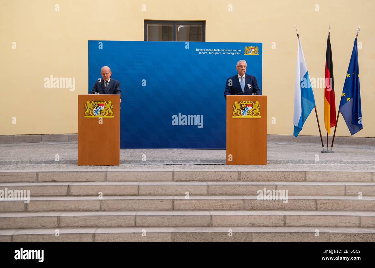 München, Deutschland. April 2020. Joachim Herrmann (CSU, r), Minister des Innern Bayerns, und Burkhard Körner, Präsident des Bayerischen Landesamtes für Verfassungsschutz, stellen den Bericht zum Verfassungsschutz 2019 im Rahmen einer Pressekonferenz vor. Rechtsextremismus ist derzeit die größte Bedrohung für die innere Sicherheit in Bayern. Kredit: Sven Hoppe/dpa/Alamy Live News Stockfoto