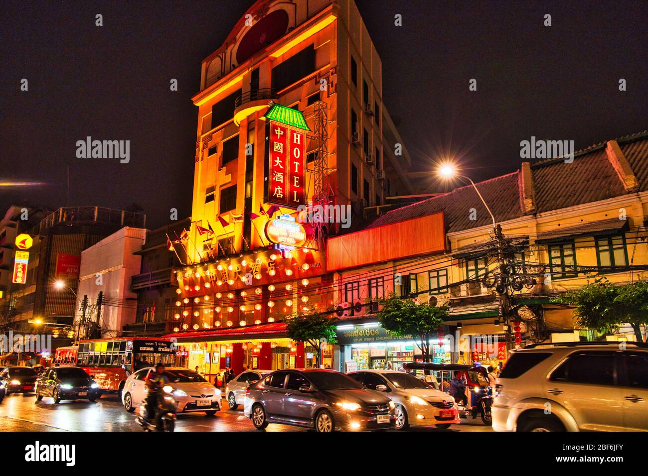 Abend in der Yaowarat Straße in Chinatown, Bangkok, Thailand.China in der Nacht ist eine Touristenattraktion und ein wichtiger Ort für Reisende Stockfoto