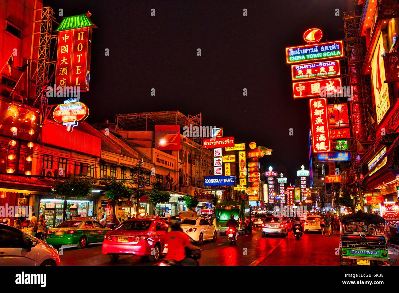 Abend in der Yaowarat Straße in Chinatown, Bangkok, Thailand.China in der Nacht ist eine Touristenattraktion und ein wichtiger Ort für Reisende Stockfoto