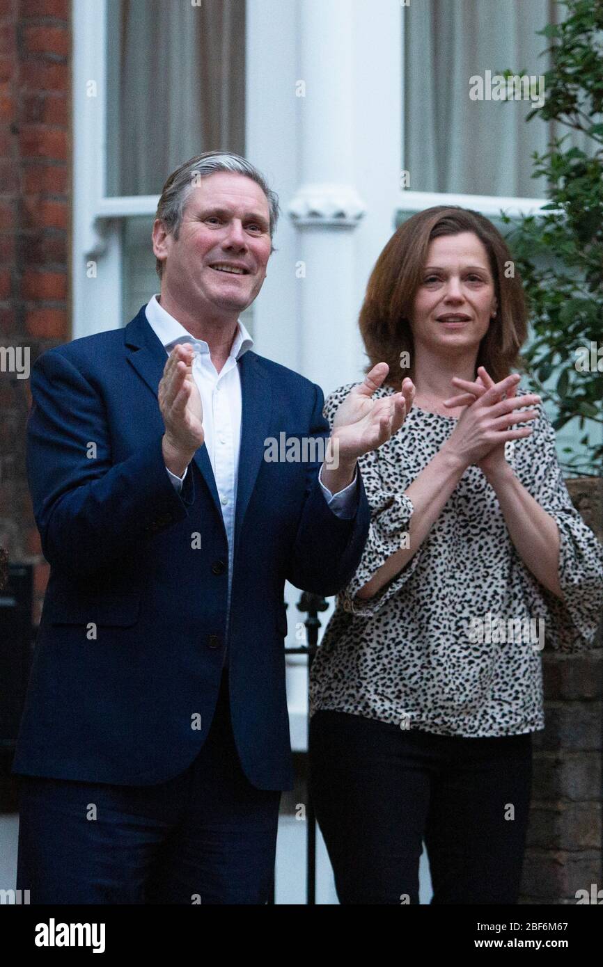 Kier Starmer und Frau klatschen für Betreuer April 2020 Stockfoto