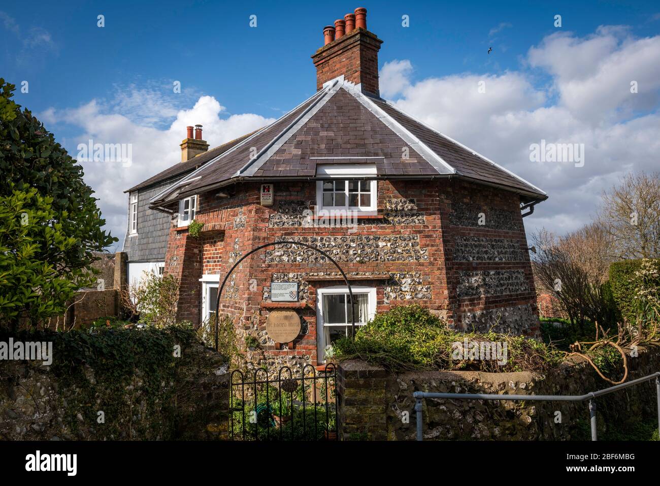 Die abgeschnittene Basis einer alten Windmühle, die einst Leonard und Virginia Woolf im Zentrum von Lewes, East Sussex, Großbritannien, gehörte Stockfoto