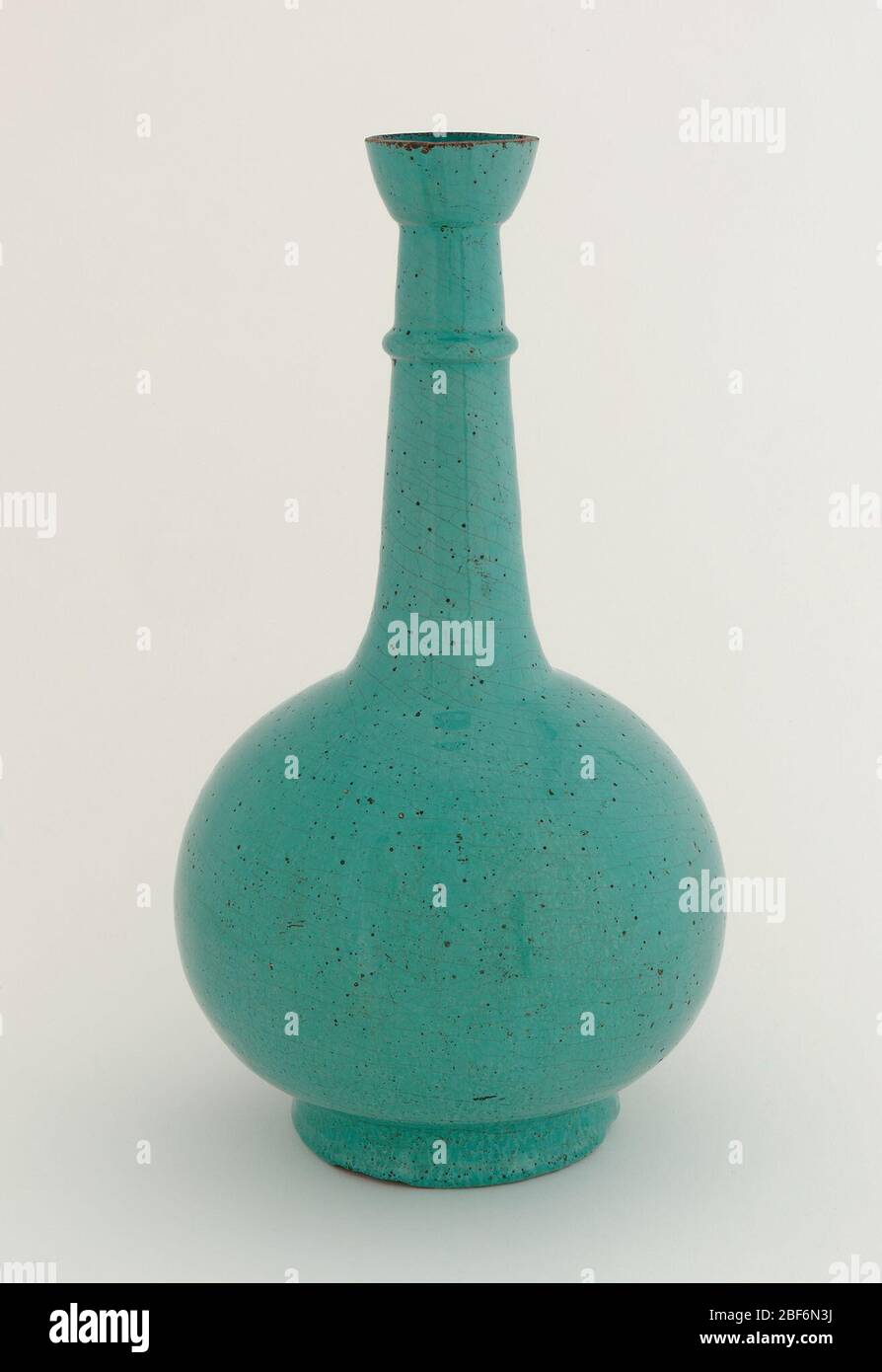 ; Iran; 17. Jahrhundert; Steinpaste unter Glasur gemalt; H x B: 32.1 x 18 cm (12 5/8 x 7 1/16 in); Geschenk von Charles lang freier Stockfoto