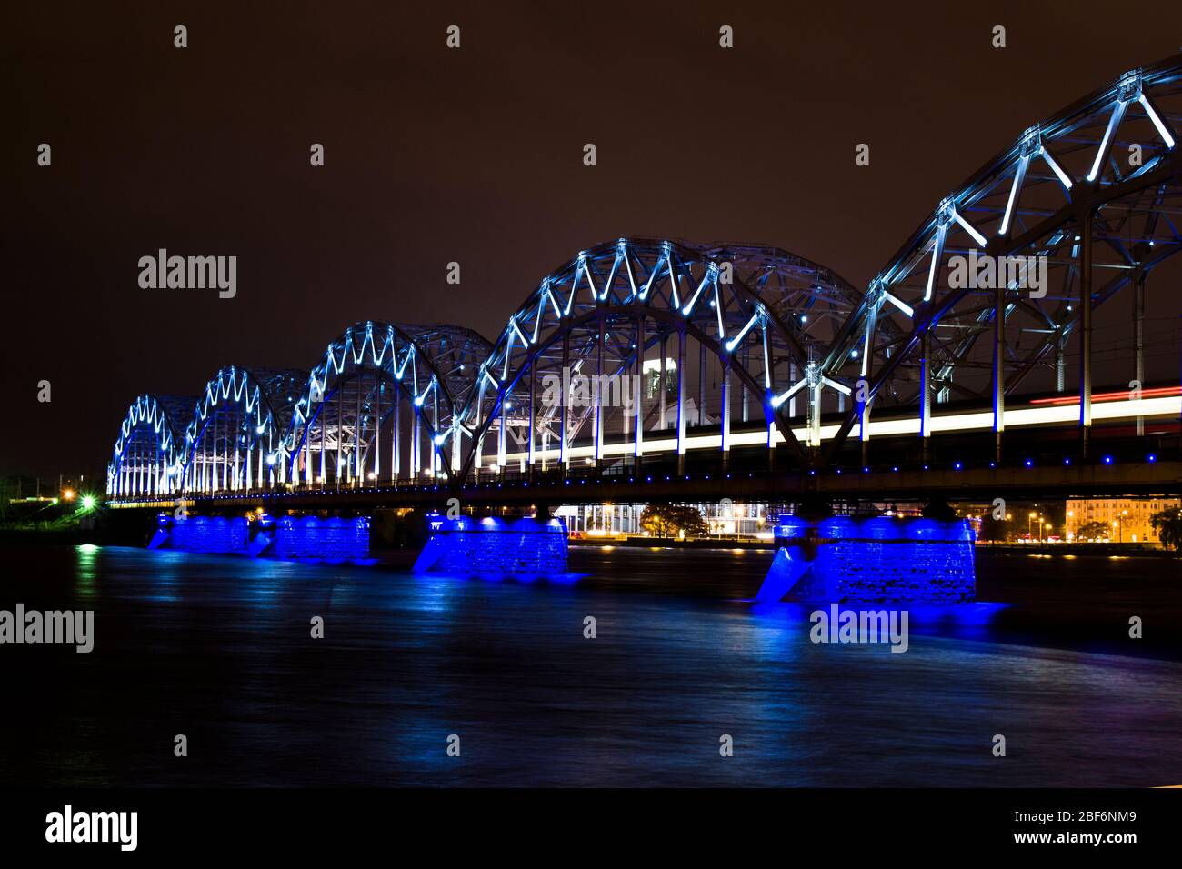 Rigas wichtigste Eisenbahnbrücke bei Nacht Stockfoto
