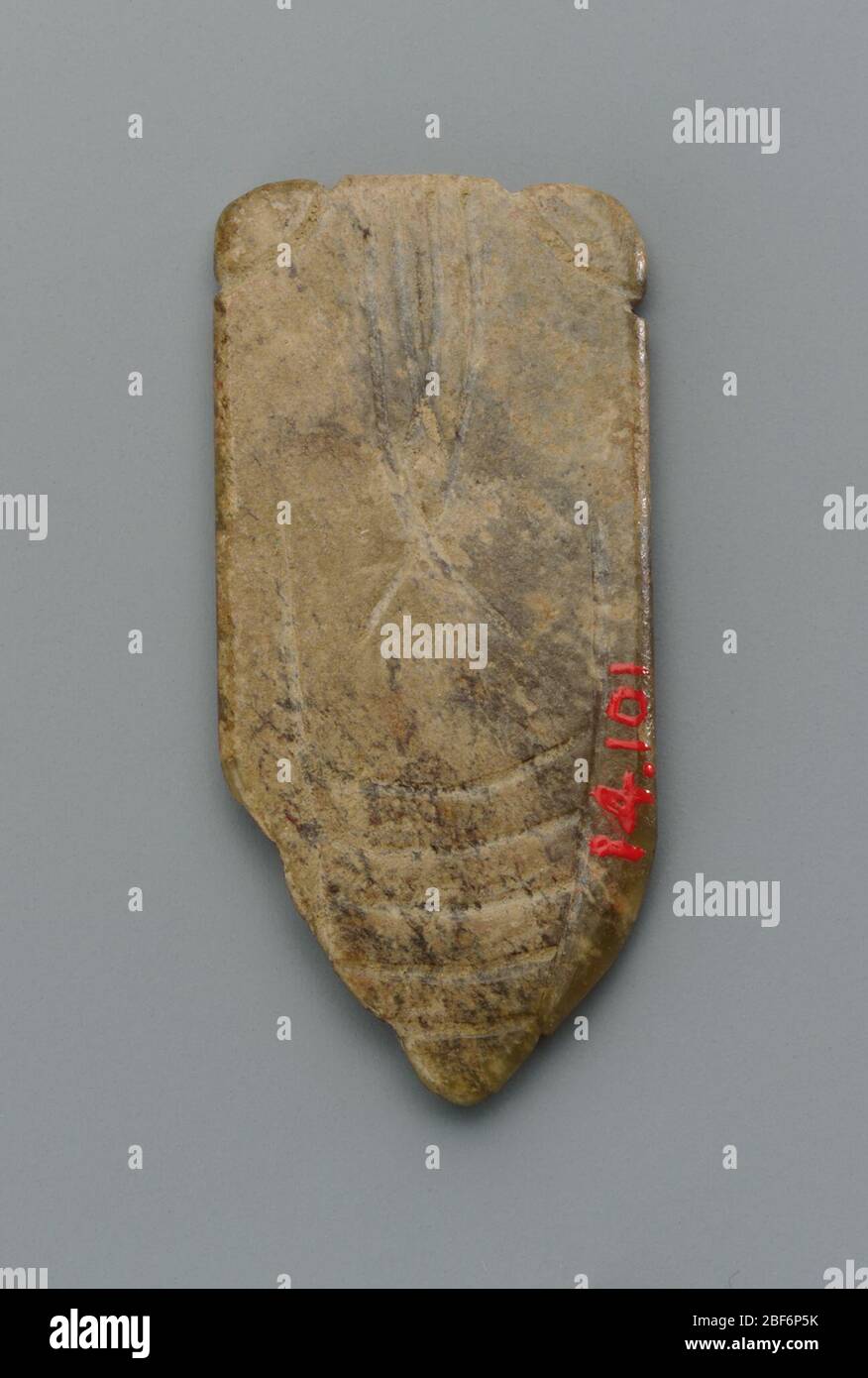 China; 206 v. Chr. - 220 v. Chr.; Jade (Nephrit); H x B x T: 4.9 x 2.3 x 0.5 cm (1 15/16 x 7/8 x 3/16 Zoll); Geschenk von Charles lang freier Stockfoto