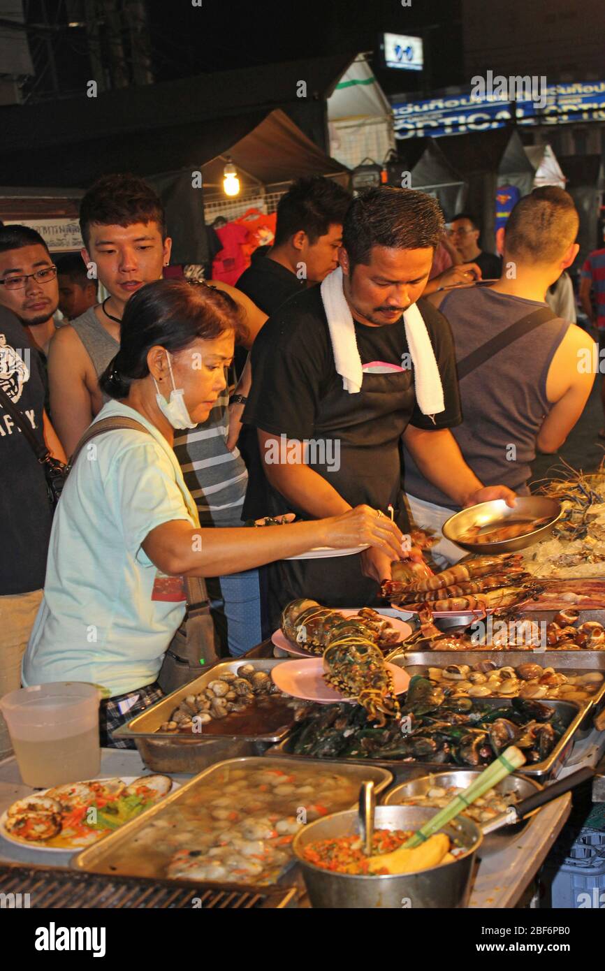 Auf dem Nachtmarkt in Hua hin in Thailand werden Meeresfrüchte zum Grillen angeboten Stockfoto