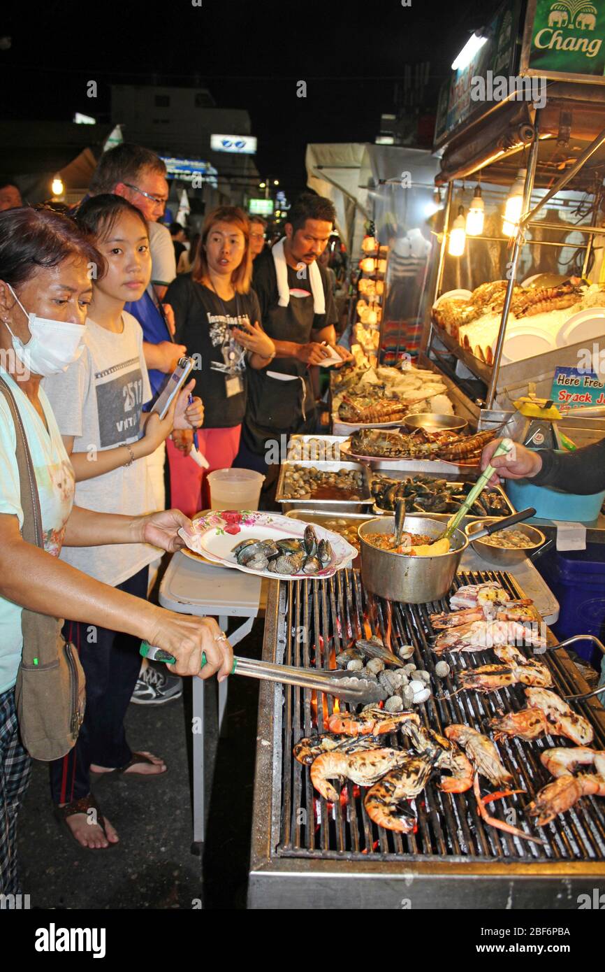 Grillen von Meeresfrüchten auf dem Nachtmarkt von Hua hin in Thailand Stockfoto