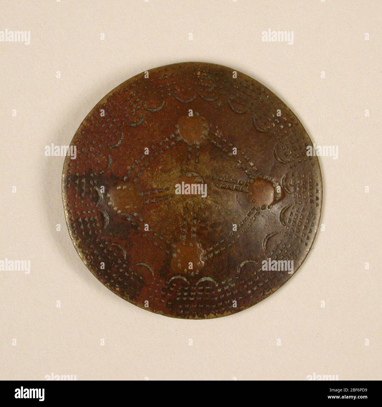 Akan-Völker; Ghana; 15.-frühen 18. Jahrhundert; Kupferlegierung, Kupfer; H x B x T: 0.7 x 4.1 x 4.1 cm (1/4 x 1 5/8 x 1 5/8 Zoll) Stockfoto