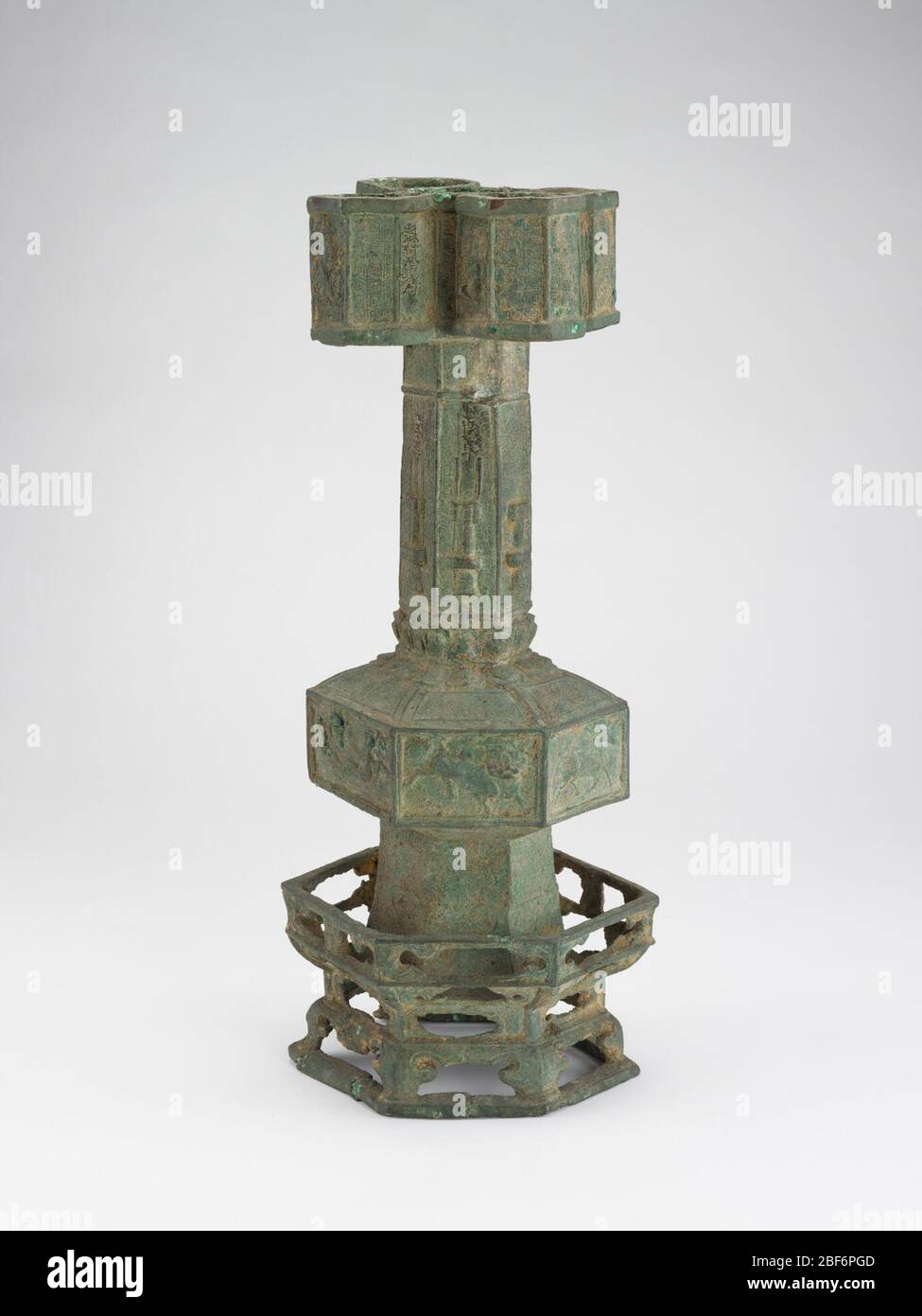 ; China; 1368-1644; Bronze; H x B: 55.4 x 24.1 cm (21 13/16 x 9 1/2 Zoll); Geschenk von Charles lang freier Stockfoto