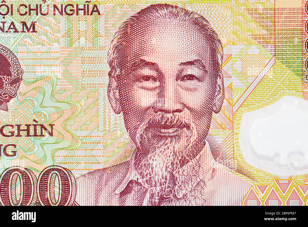 Nahaufnahme Porträt von Ho Chi Minh und nationale rote Flagge auf der vietnamesischen Banknote, Vietnam Papiergeld Stockfoto