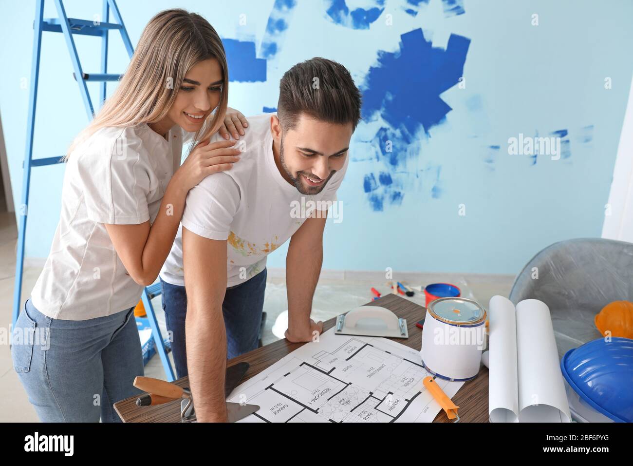 Glückliches junges Paar, Reparatur in Ihrem neuen Haus Stockfoto