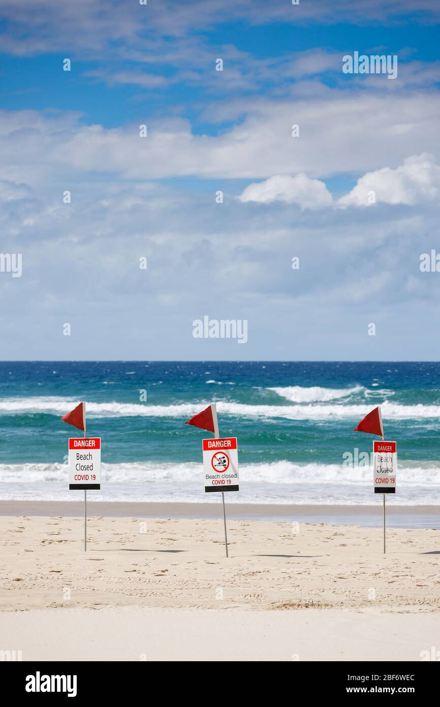 Strand geschlossen covid 19 Zeichen, Strand geschlossen oder Abschaltung Konzept inmitten Coronavirus Ängste und Panik über ansteckende Virus Ausbreitung, 2019-ncov-Sperrung Stockfoto