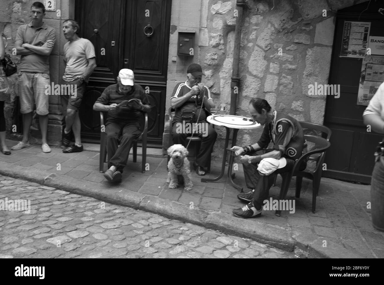 Cafe and Dog,Largentière, Ardeche, Frankreich Stockfoto