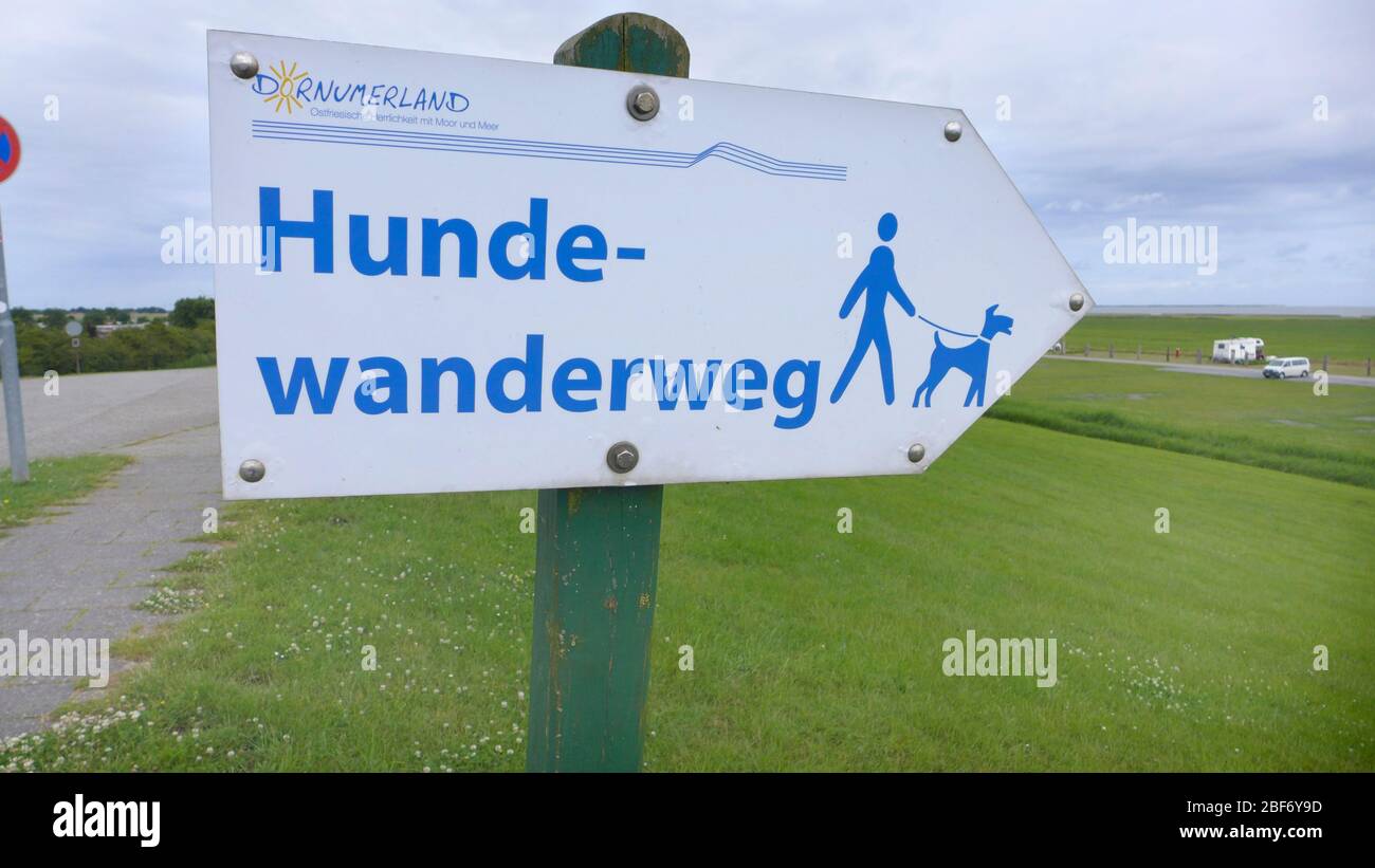 schild für Wanderpfad mit Hunden an der Nordseeküste, Deutschland Stockfoto