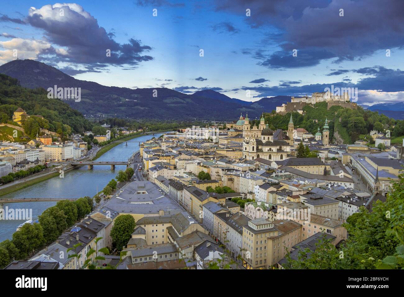 Historisches Stadtzentrum von Salzburg und Schloss am Abend, Österreich, Salzburg Stockfoto