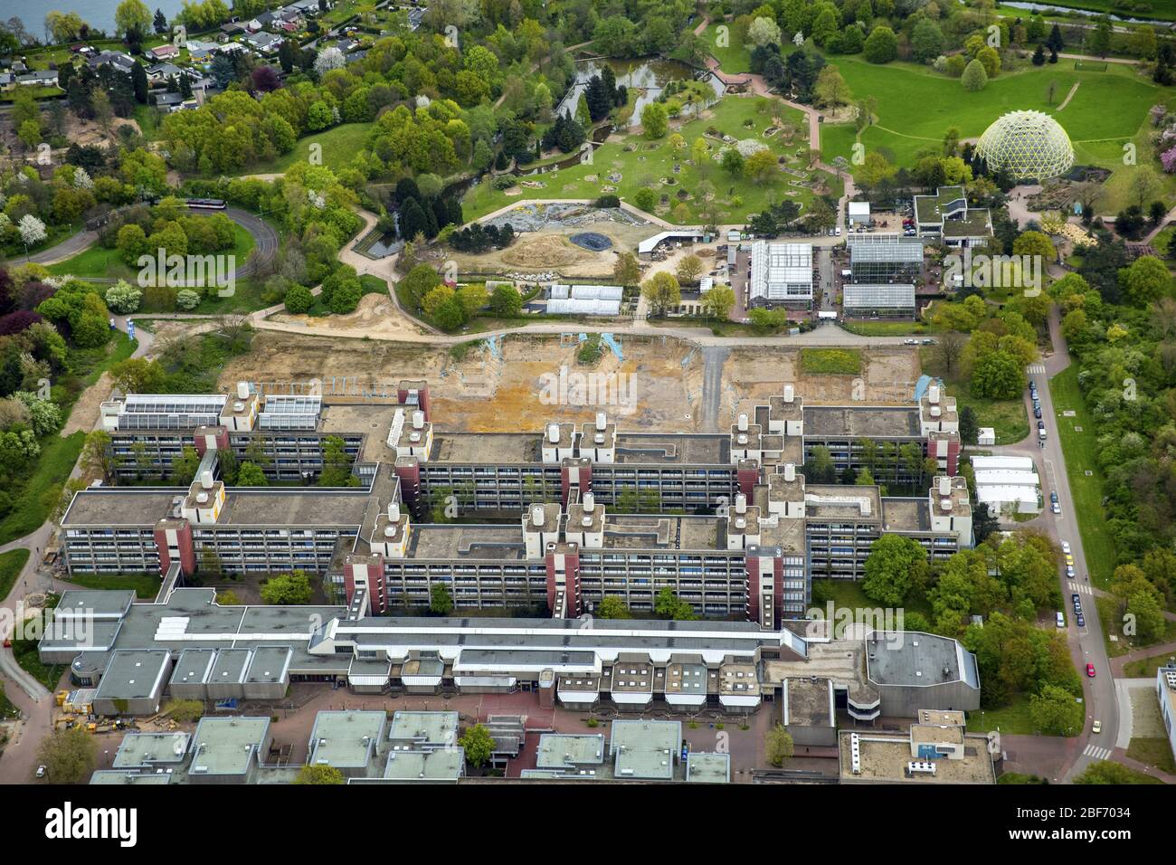 Baustelle des neuen wissenschaftlichen Gebäudes der Biologischen Wissenschaften und des Gebäudes 26 auf dem Campus der Heinrich-Heine-Universität Düsseldorf mit Botanischer Garten, 23.04.2016, Luftaufnahme, Deutschland, Nordrhein-Westfalen, Niederrhein, Düsseldorf Stockfoto