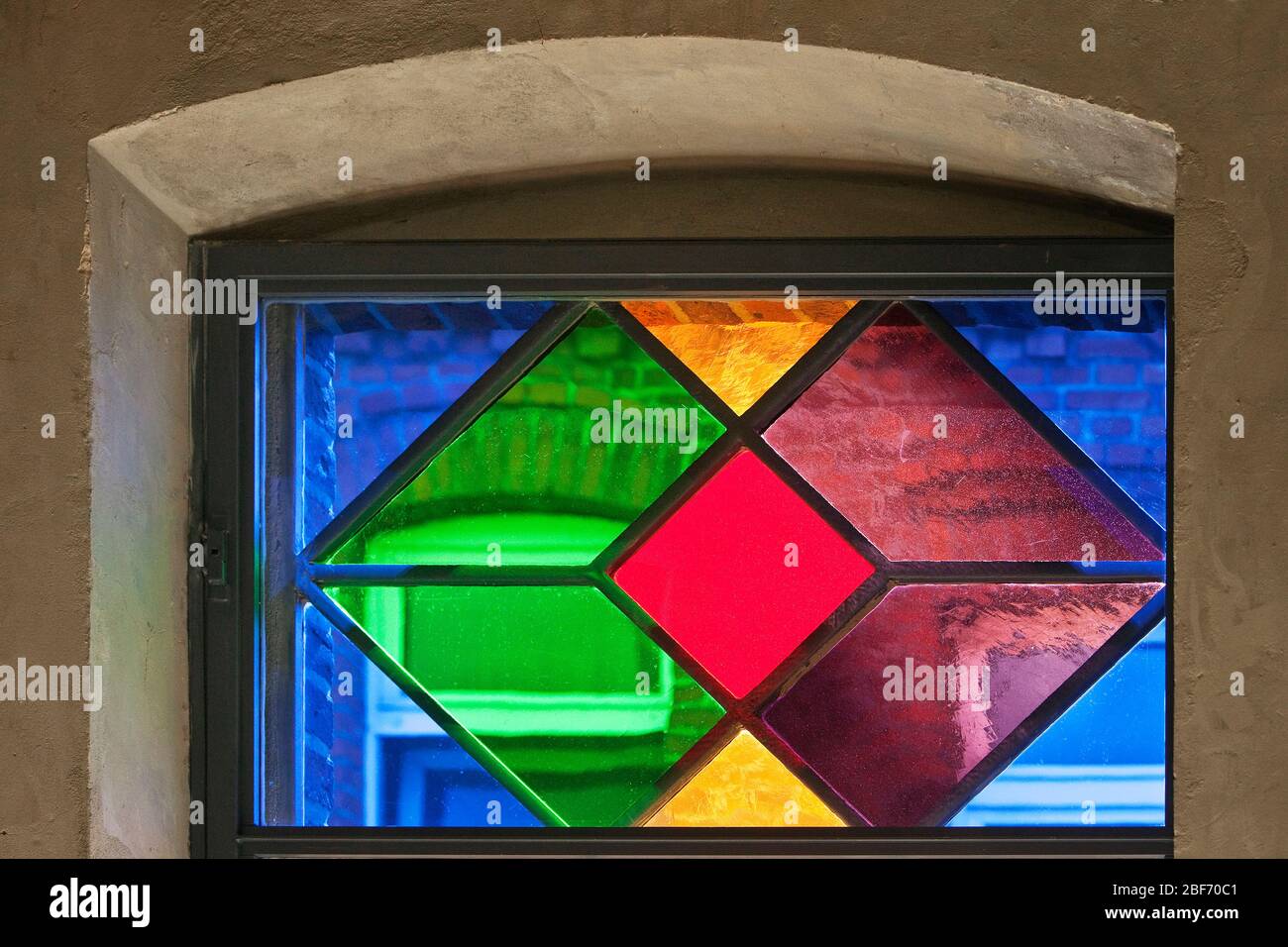 Alte Synagoge Petershagen, Buntglasfenster von 1845/46 aus der Glashütte Gernheim, Farben des Regenbogens, Deutschland, Nordrhein-Westfalen, Ostwestfalen, Petershagen Stockfoto