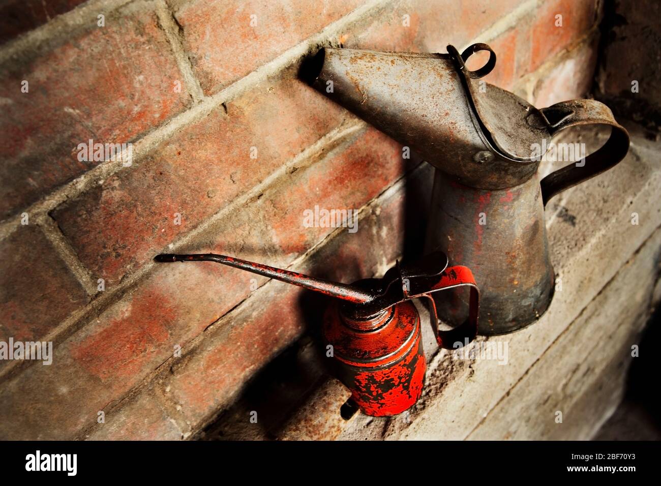 Oldtimer Öldosen in der Garage. Stockfoto
