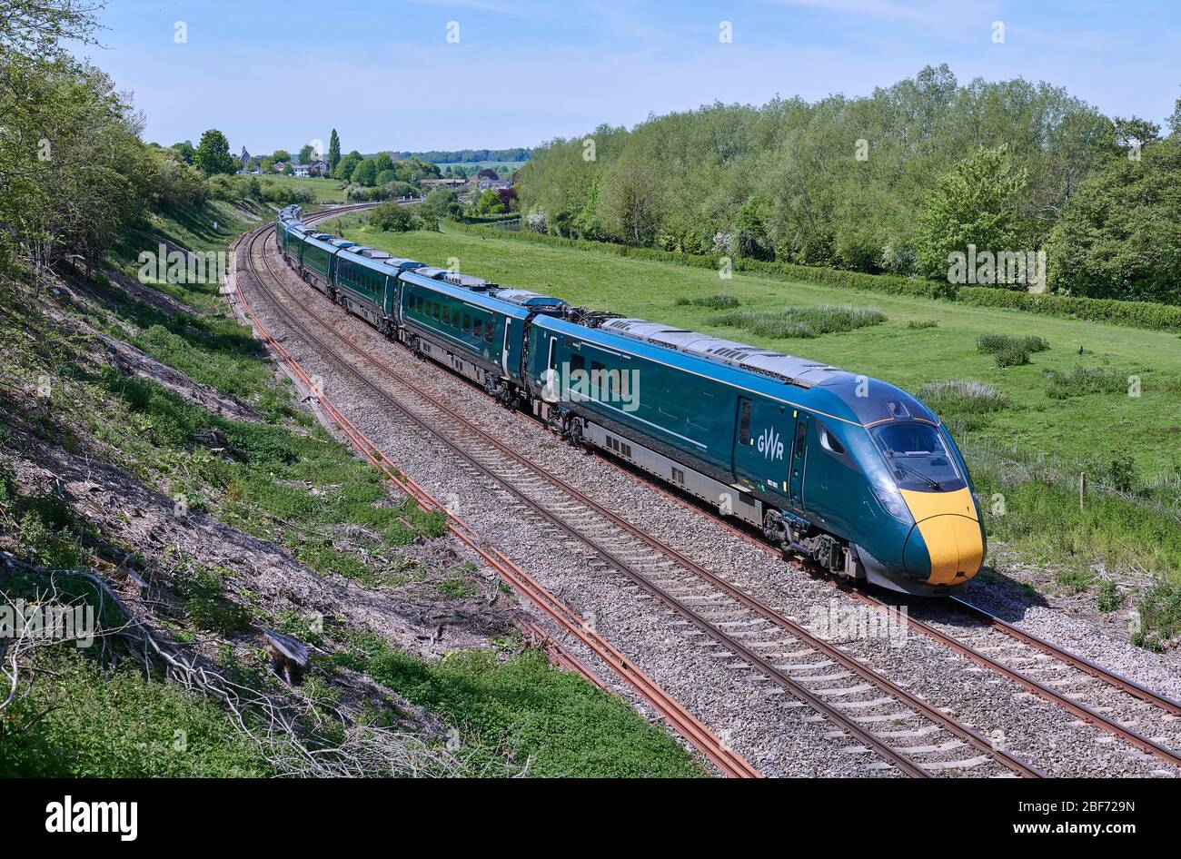 Der GWR-Zug der Baureihe 802 Nr. 802102 EIP fährt durch Hungerford, gemeinsam mit einem Service nach London Paddington. Stockfoto