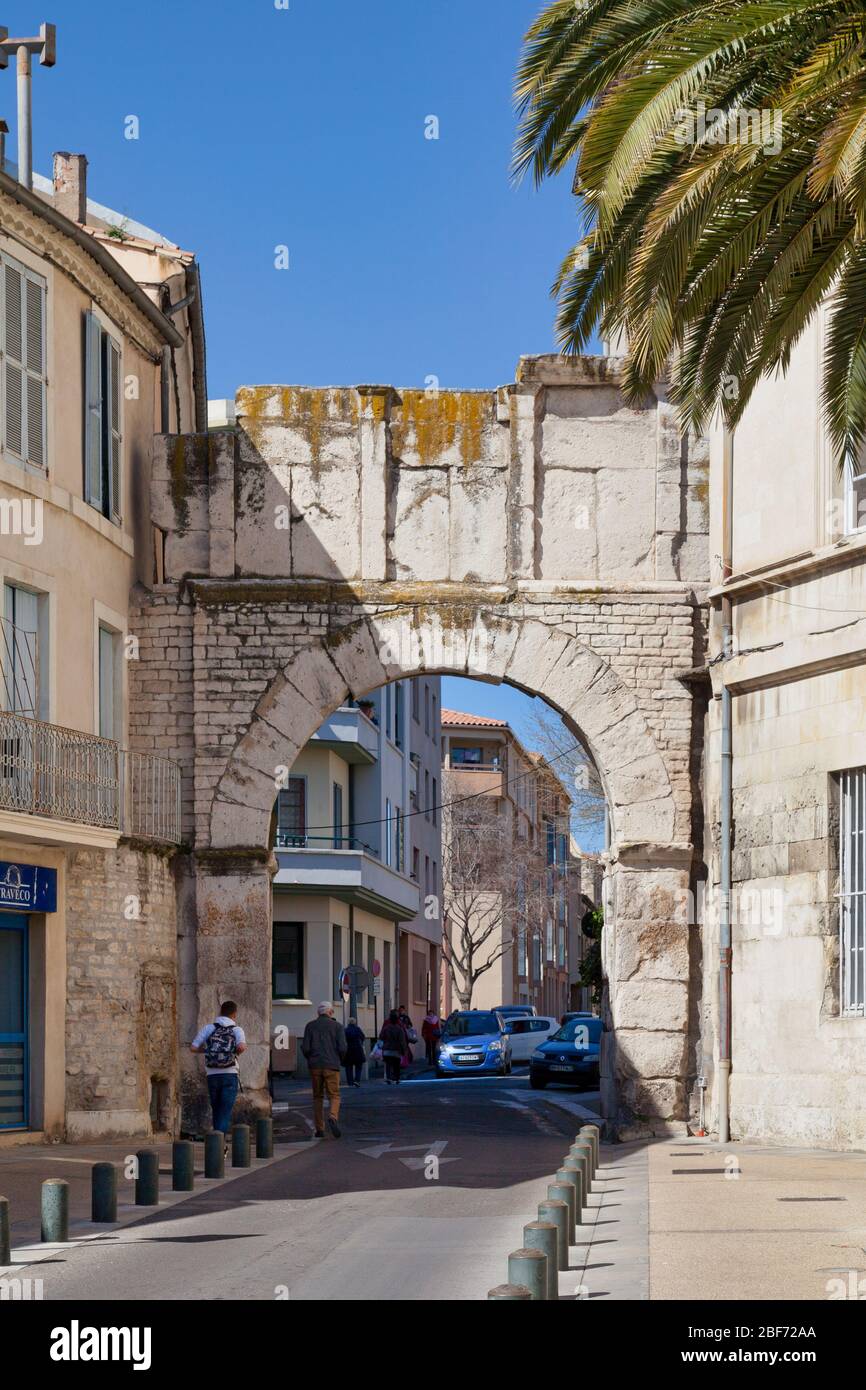 Nîmes, Frankreich - März 21 2019: In der Rue de la Porte befindet sich die Porte de France (deutsch: Tor von Frankreich) ist ein römisches Denkmal im 1. Jahrhundert gebaut Stockfoto