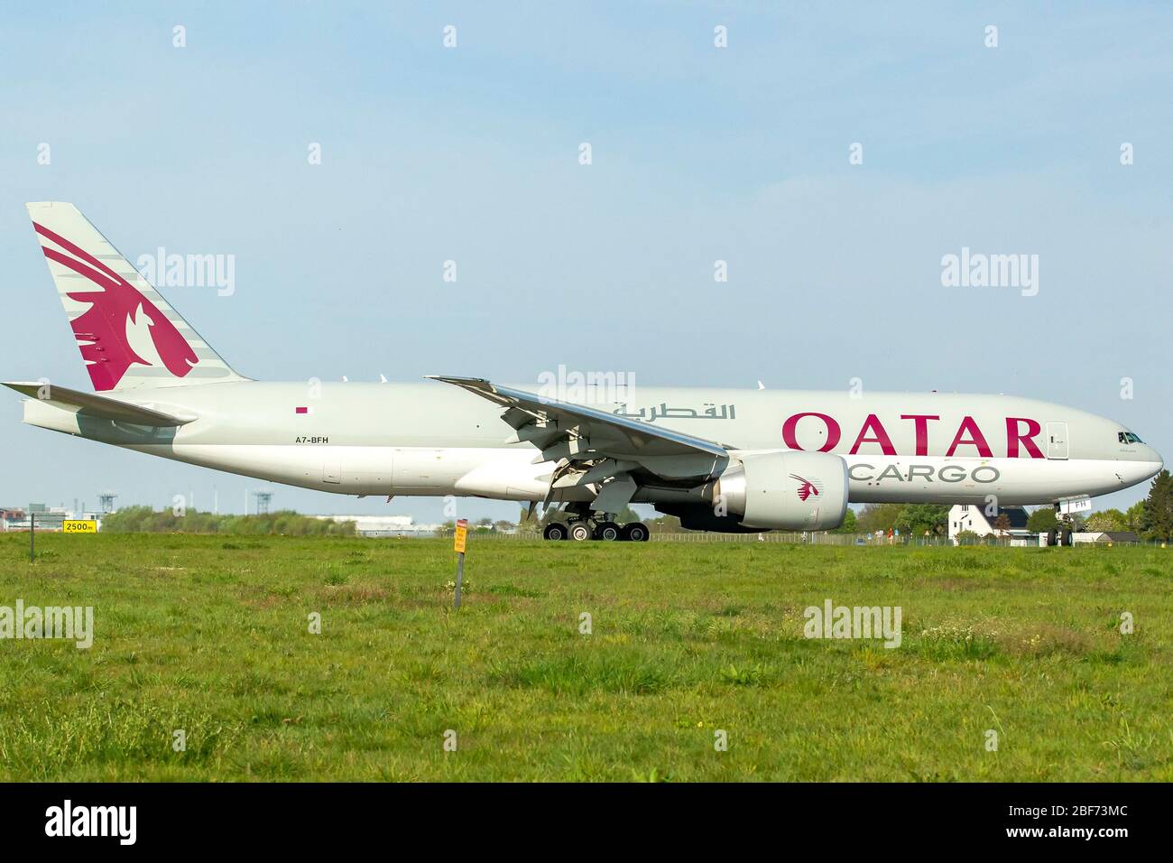 16 april 2020 Maastricht, Niederlande Flugzeuge verlassen den Flughafen Qatar Cargo vliegtuig A7-BFH Qatar Cargo plane A7-BFH Stockfoto