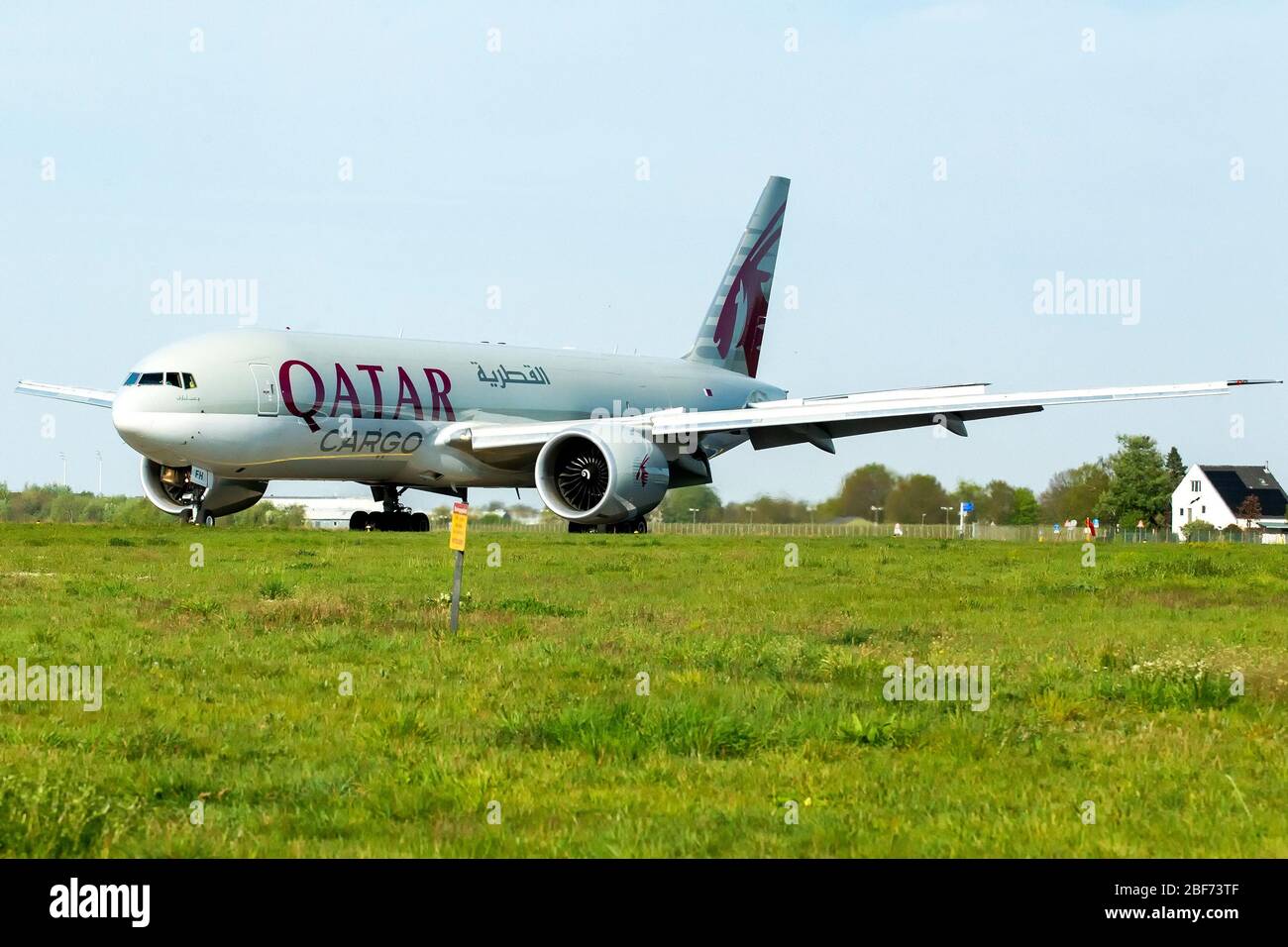 16 april 2020 Maastricht, Niederlande Flugzeuge verlassen den Flughafen Qatar Cargo vliegtuig A7-BFH Qatar Cargo plane A7-BFH Stockfoto