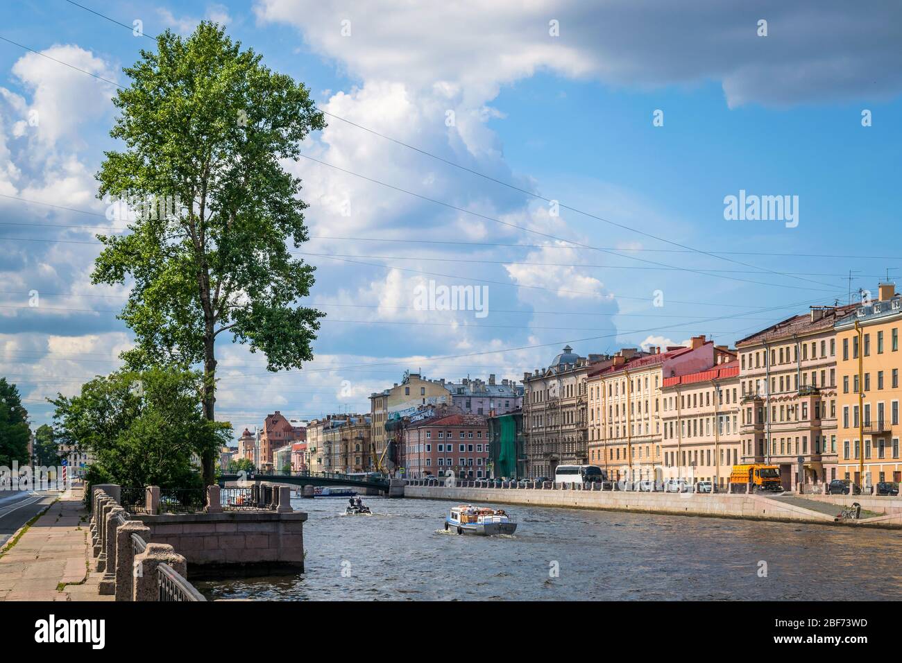 St. Petersburg, Russland, Sommer 2019: Fontanka River, Ausflugsboote und die Uferpromenade des Fontanka River Stockfoto