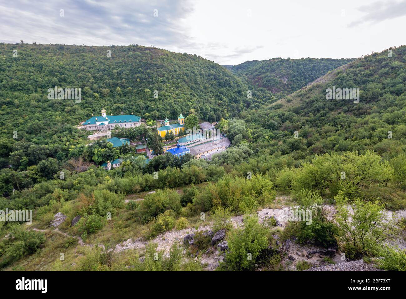 Luftbild mit dem Kloster der Heiligen Dreifaltigkeit Saharna im Dorf Saharna im Bezirk Rezina in Moldawien Stockfoto