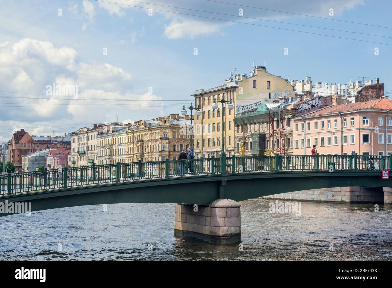St. Petersburg, Russland, Sommer 2019: Böschung des Fontanka-Flusses und der Brücke der Roten Armee über den Fontanka-Fluss Stockfoto