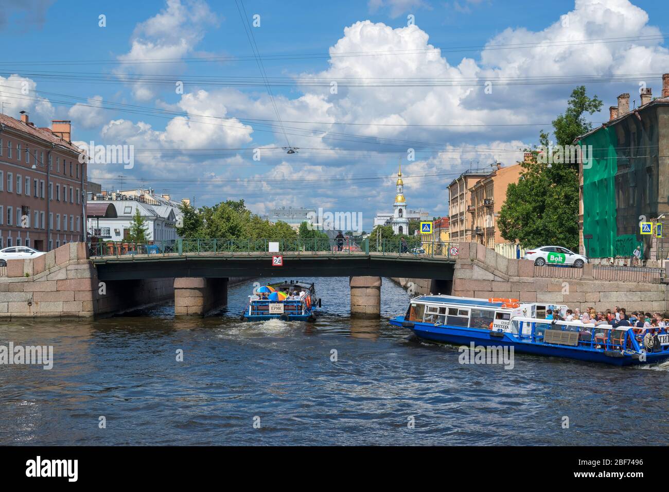 St. Petersburg, Russland, Sommer 2019: Angrenzende Brücke an der Kreuzung des Fontanka-Flusses und des Krjukow-Kanals in St. Petersburg Stockfoto