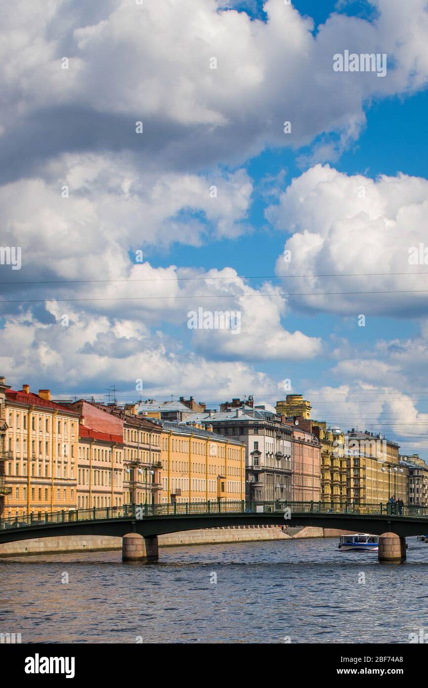 St. Petersburg, Russland, Sommer 2019: Brücke der Roten Armee über den Fontanka-Fluss und den Fontanka-Fluss Stockfoto