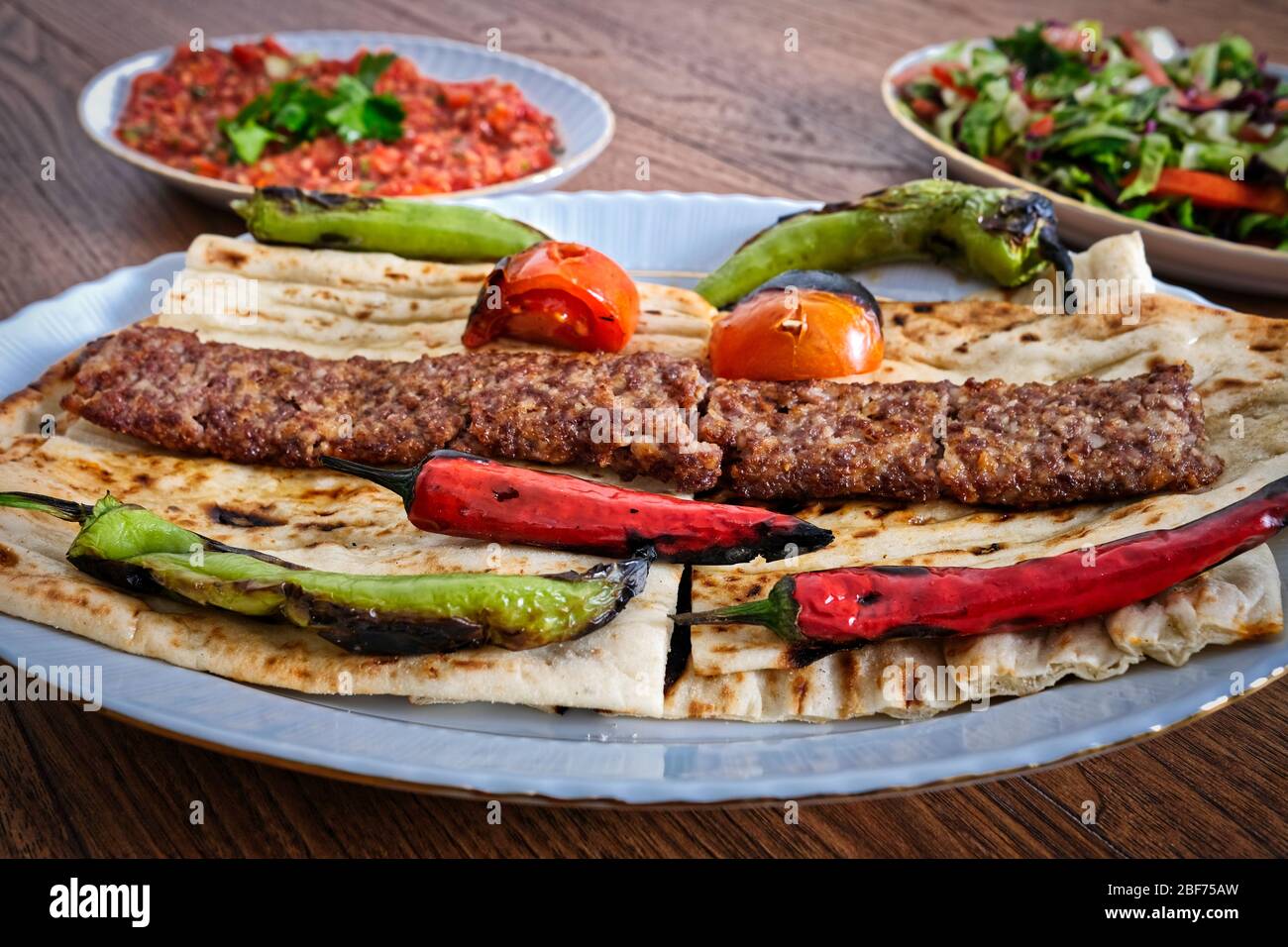 Adana Kebab Im Turkischen Stil Traditionelle Turkische Kuche Adana Kebab Auf Holztisch Stockfotografie Alamy