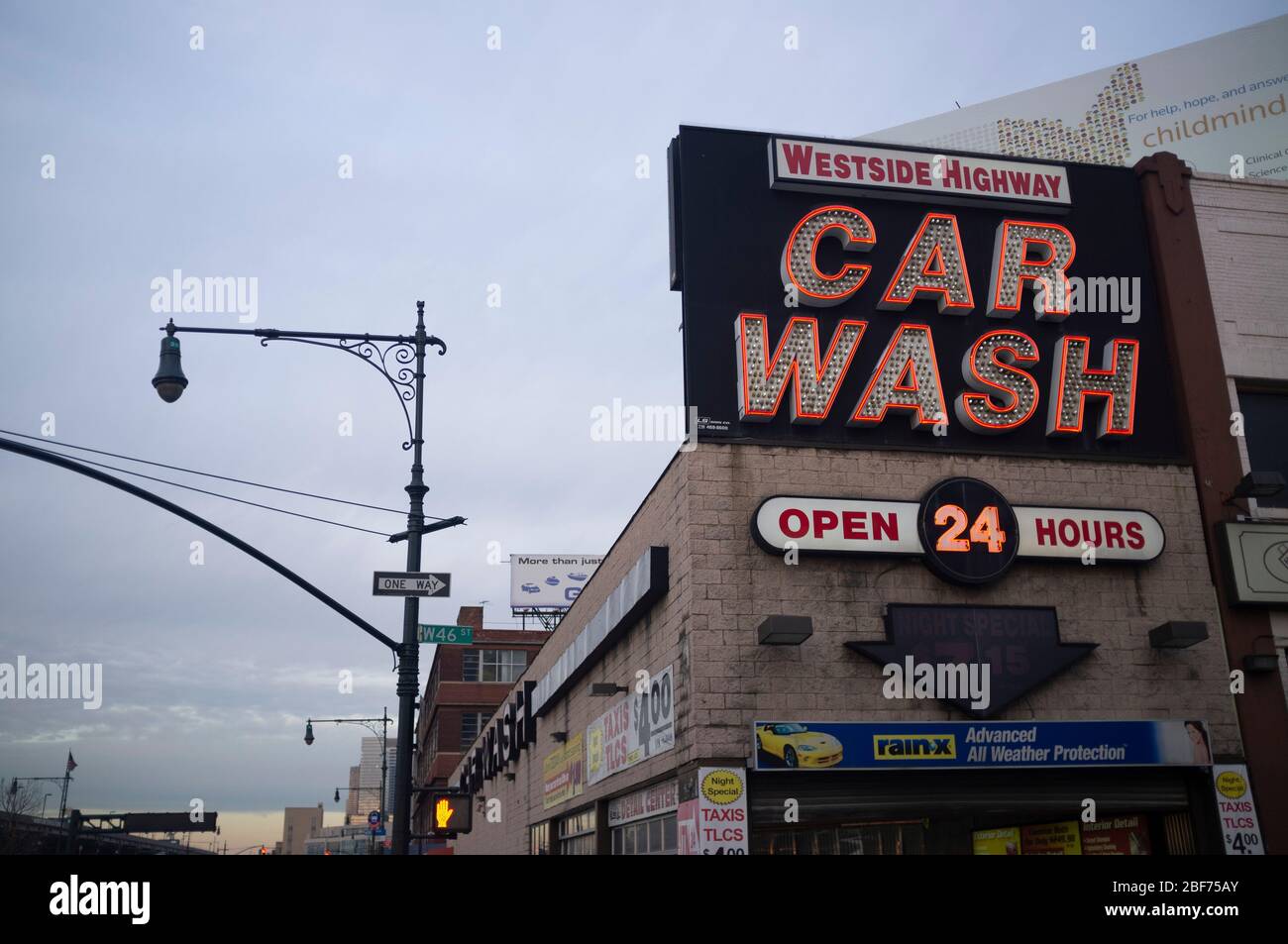 Ein Schild für die Autowäsche in New York. Wirklich im 70er Jahre Stil. Vintage und Retro. Stockfoto