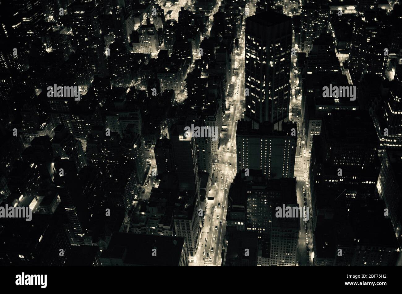 Ein sepiafarbtes Bild. Blick bei Nacht über New York, vom Empire State Building aus gesehen. Stockfoto