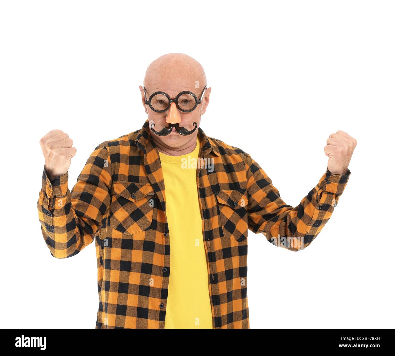Porträt von emotionalen älteren Mann mit Party-Dekor auf weißem Hintergrund Stockfoto