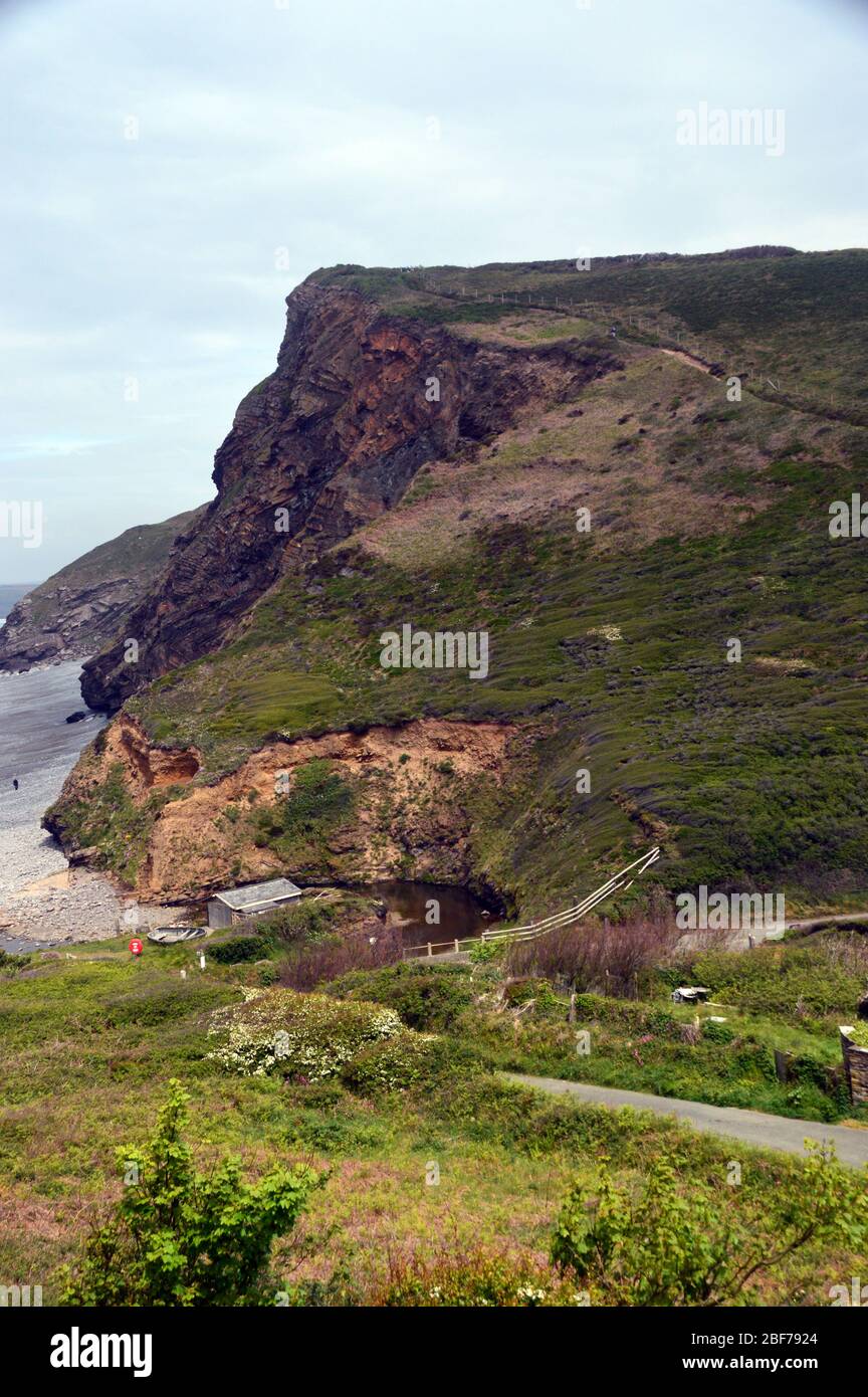 Blick hinunter auf die Straße in Millook Haven zu den Klippen von Bridwill Point auf dem South West Coast Path, North Cornwall, England, Großbritannien. Stockfoto