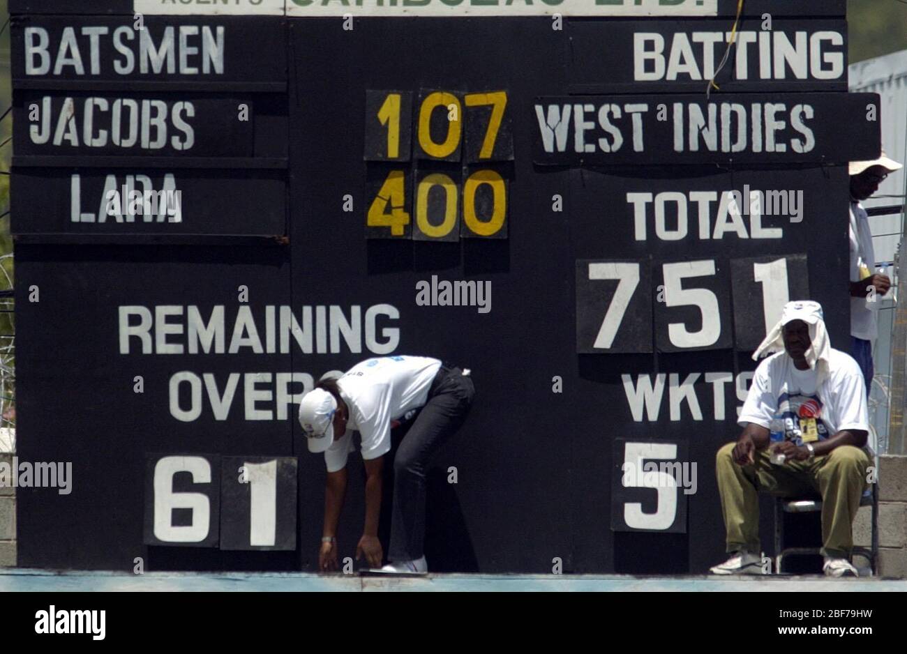 Embargot until 06:00 - 18 Apr 2020 Archivfoto vom 12-04-2004 der letzten Anzeigetafel, die den Rekord des westindischen Kapitäns Brian Lara von 400 Runs Not out zeigt und am 751 gegen England erklärt, während des dritten Tages des 4. Tests auf dem Erholungsgebiet, St. John's Antigua. Stockfoto