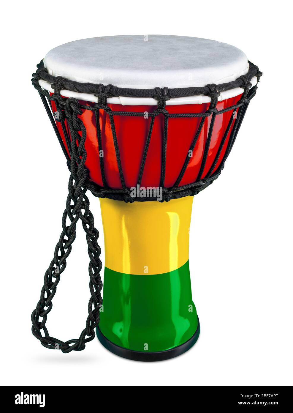 Traditionelle Djembe Handtrommel afrikanische Kultur Percussion Instrument in bunten rot gelb grün ghana Flagge Farben isoliert auf weißem Hintergrund. Traditionell Stockfoto