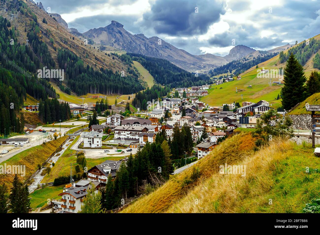 Panoramablick auf das Dorf Arabba und den Passo Pordoi, Dolomiten, Italien. Stockfoto