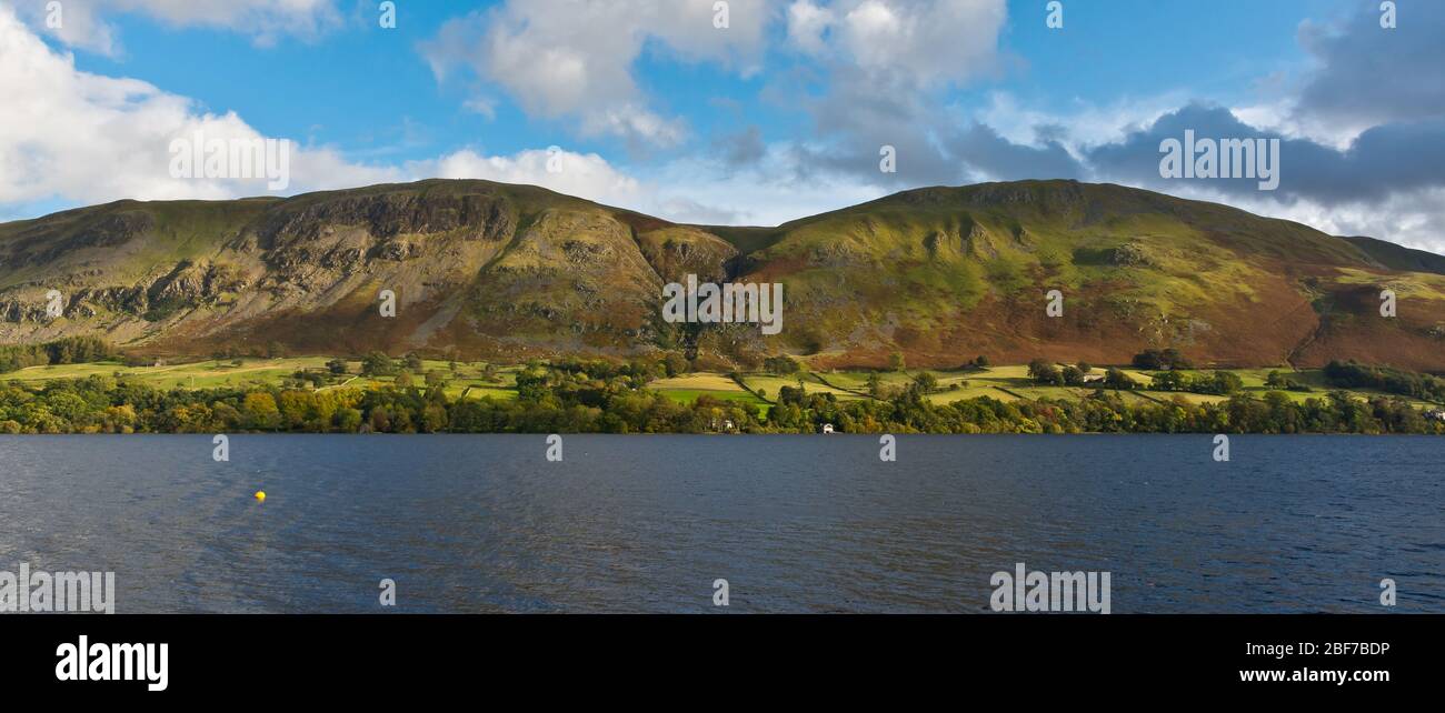 Der Blick über Ullswater nach Barton fiel von Ullswater Far Boathouse bei Watermillock im Lake District Cambrian Mountains Stockfoto