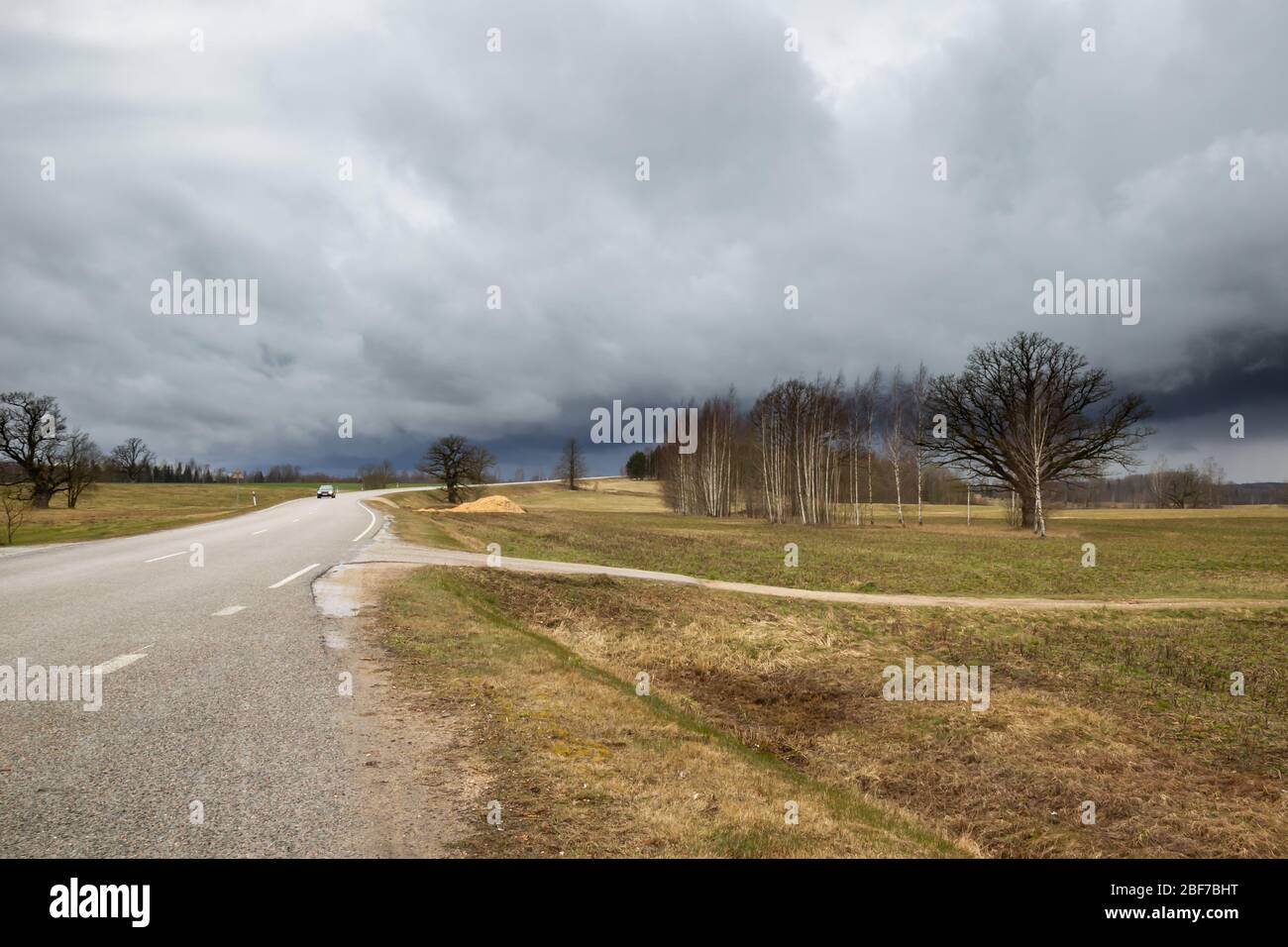 Gewitterwolken nähern sich, Lettland Stockfoto