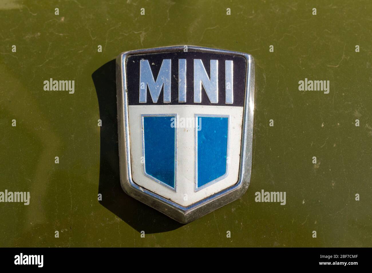 Mini Mark III 70er Jahre Emblem auf grün Stockfoto
