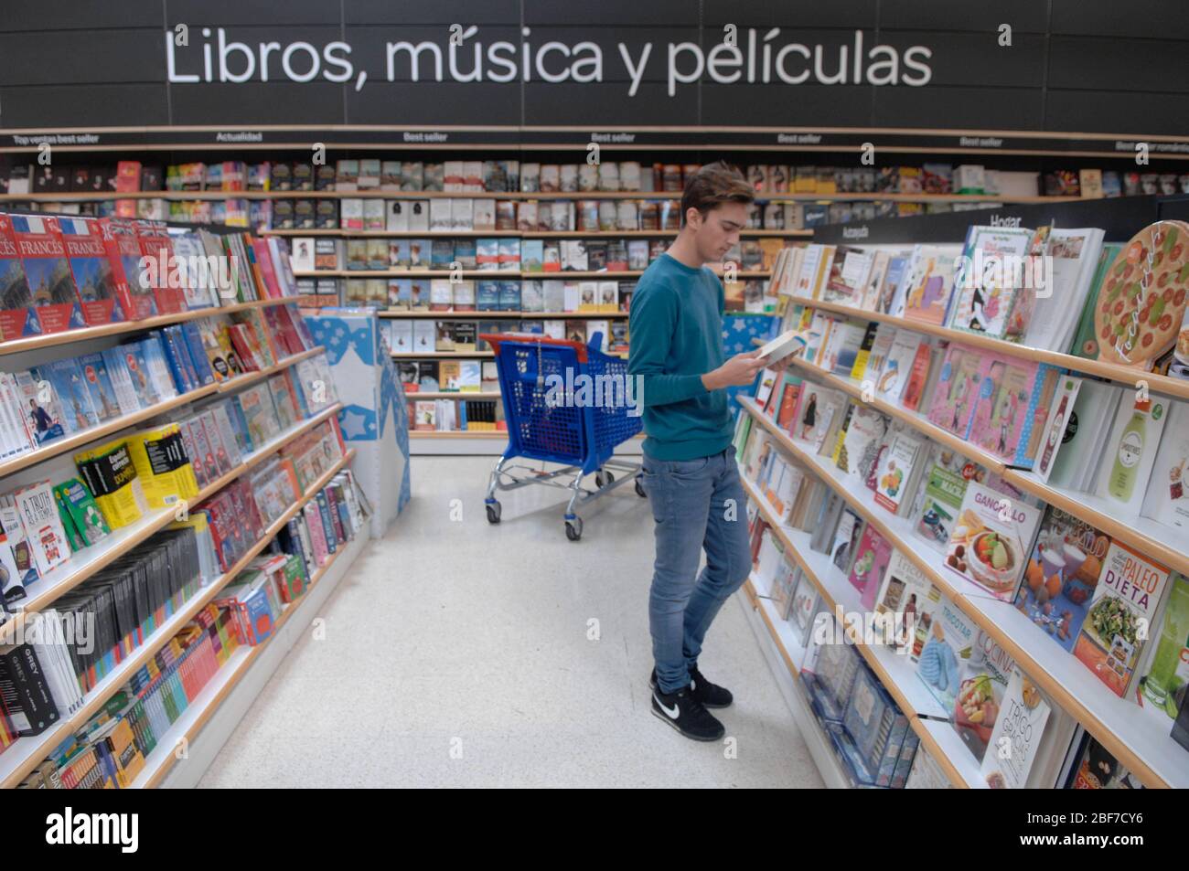 Ein Kunde ein Buch lesen Stockfoto