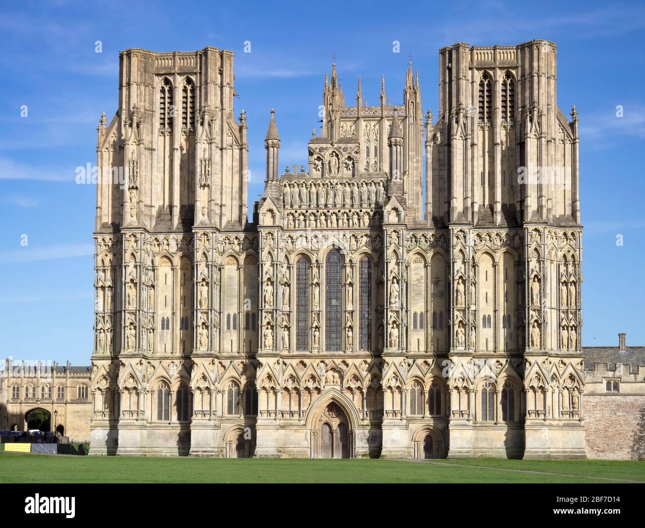 Blick auf die Kathedrale von Wells, Somerset, England. Sonniger Tag, keine Menschen. Stockfoto