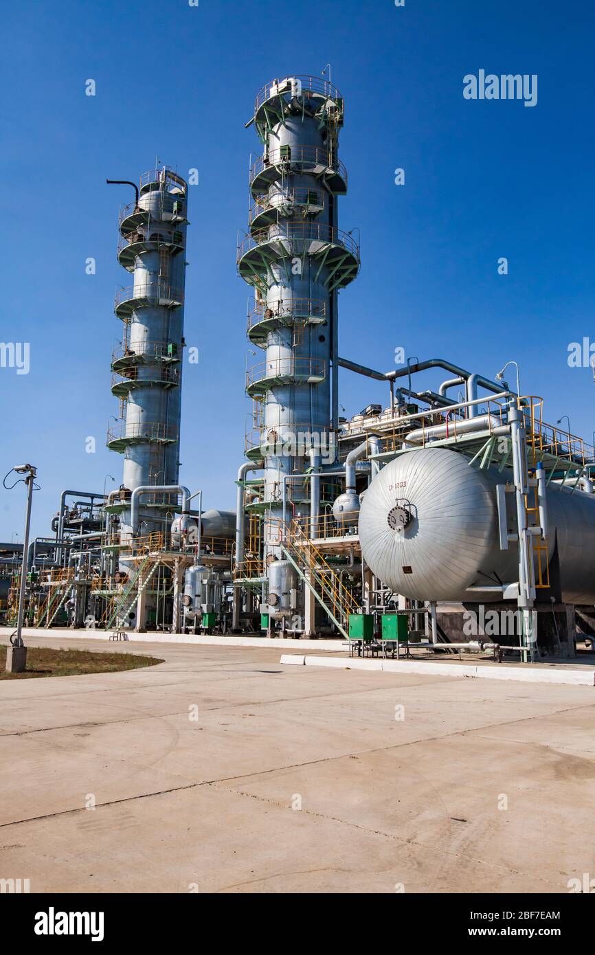 Petrochemische Anlage. Ölraffinerie-Anlage. Panorama-Ansicht von Destillationstürmen, Pipelines, Gasbrennermast und Wärmetauscher. CNPC-Unternehmen. Stockfoto