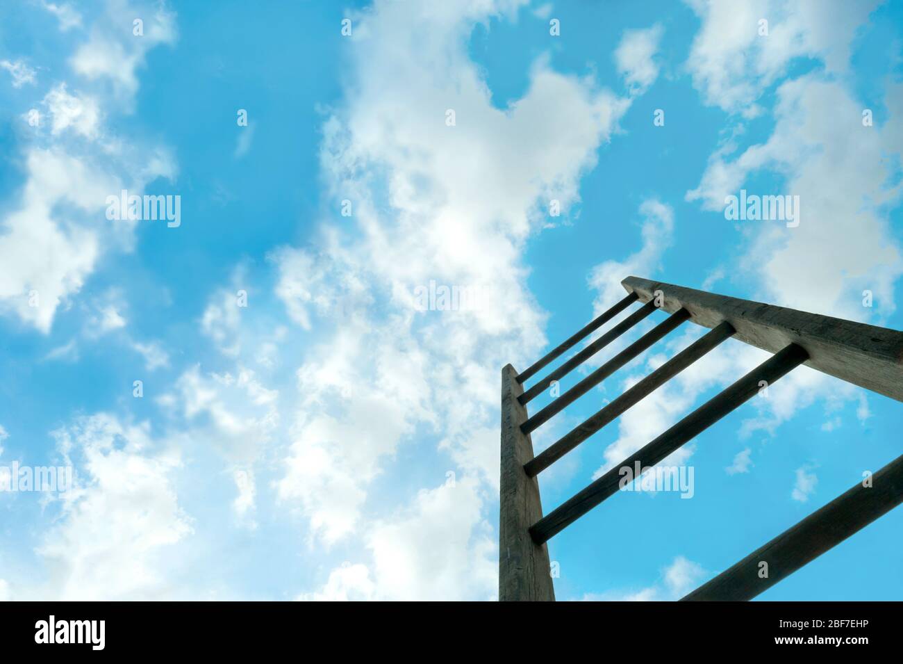 Treppe zum Himmel. Das Konzept von Wachstum, Selbstentwicklung und Karriereentwicklung. Platz für Text Stockfoto